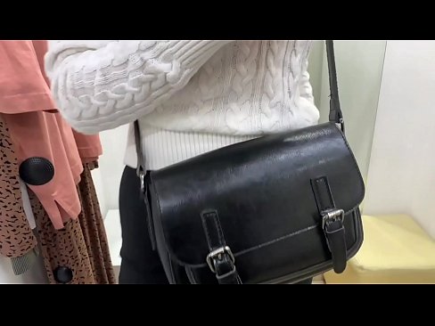 ❤️ Masturbim publik i kurvës së re FeralBerry me një dildo në dhomën e montimit ❤ Video porno tek ne ❌️