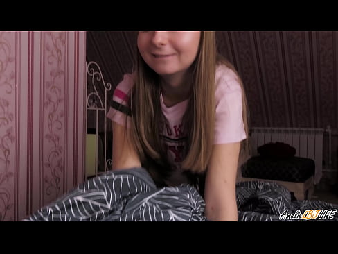 ❤️ Blondie thith thellë BFF-në e saj dhe merr spermë në gojën e saj ❤ Video porno tek ne ❌️